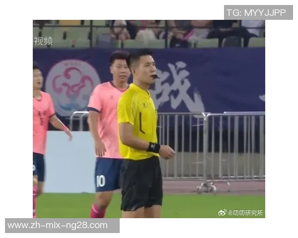 足球裁判帅气风采展现赛场公正与激情的完美结合